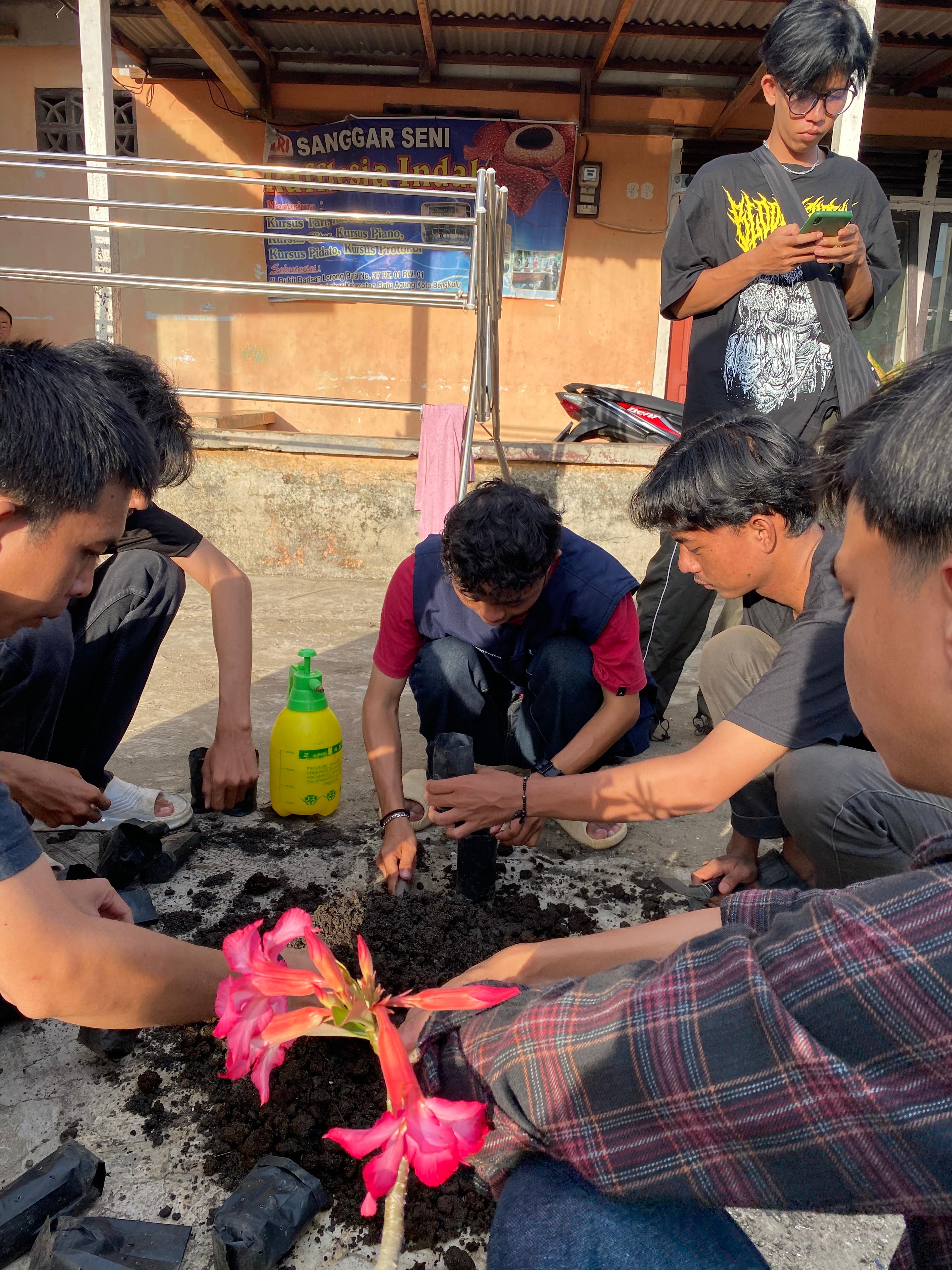 Kkn-t day 14  kelompk 1 pemindahan bibit terong dan cae